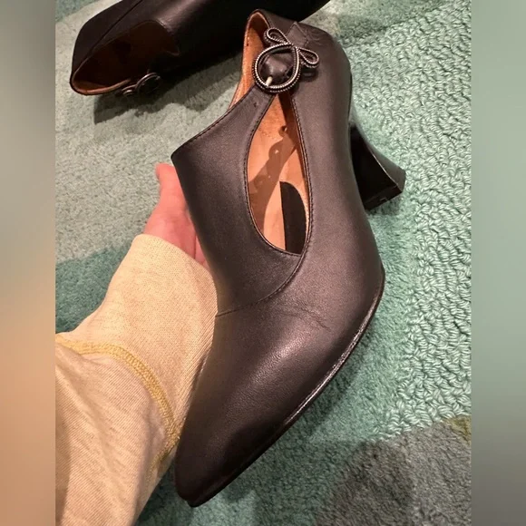 Fluevog LIKE NEW Poser Darla black asymmetrical buckle heel w/ side cutout - 8 - Picture 12 of 16